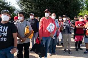 Migrantes llevan mantas de la Cruz Roja tras arribar en ómnibus a Washington, desde Texas, en abril pasado; ahora también comenzaron a ir a Nueva York