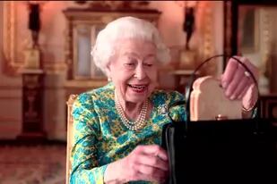 El video de la reina Isabel II que, durante su Jubileo de Platino, se animó a la comedia junto al oso Paddington