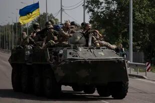 Militares ucranianos suben a un vehículo blindado en una carretera de la región de Donetsk, en el este de Ucrania, el domingo 28 de agosto de 2022.