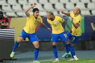 Lucas Paqueta, autor del gol, celebra con Neymar y Richarlison; Brasil está nuevamente en la final de la Copa América