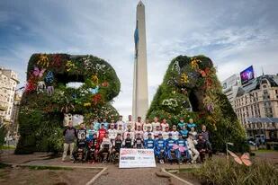 Los pilotos del TC2000 posan con el Obelisco, un monumento símbolo de la ciudad de Buenos Aires, en la previa de la tradicional carrera que desarrollará la categoría en el autódromo porteño
