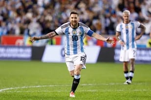 Lionel Messi marcó un doblete en la victoria de la Argentina sobre Jamaica y volvió a sonreír con la camiseta albiceleste