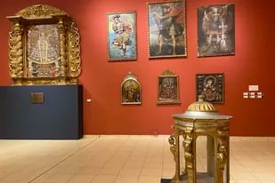 En la nueva sala de arte El Retiro, se exhiben piezas adquiridas en Bolivia y Perú, objetos litúrgicos y pinturas religiosas