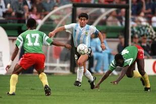 Maradona, ante Camerún, deja atrás a su marcador, Massing, y enfrenta a Victor Ndip