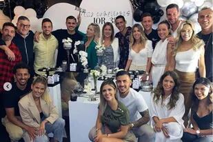 Ezequiel Lavezzi apareció abrazado por Juan Icardi, padre de Mauro, en la foto grupal del cumpleaños de la mujer de Ángel Di María que varios de los presentes compartieron en sus redes sociales.
