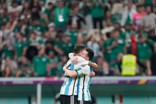 El abrazo de Enzo Fernández con Lionel Messi al finalizar el partido que disputaron Argentina y México
