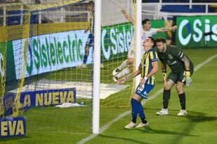 Fernando Torrent acaba de convertir el gol en contra que le dio el triunfo a Boca frente a Rosario Central y lo sufre Jorge Broun; a lo lejos, festeja Cristian Pavón.