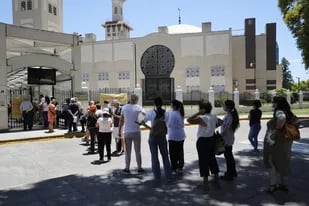 Esta mañana, había una fila para ingresar al vacunatorio, que funciona en el Centro Cultural Islámico, en Palermo