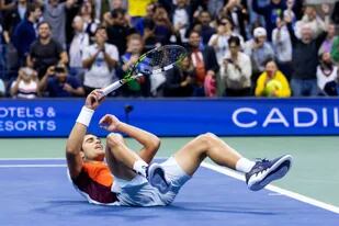 El español Carlos Alcaraz celebra tras ganar un partido histórico, ante el italiano Jannik Sinner, en los cuartos de final del US Open