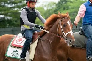 Rich Strike es retirado de la pista tras un entrenamiento para la edición número 154 de Belmont Stakes, el jueves 9 de junio de 2022, en Elmont, Nueva York (AP Foto/John Minchillo)