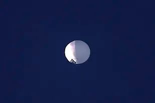 Un globo de origen chino de gran altitud flota sobre Billings, Montana, el miércoles 1 de febrero de 2023.