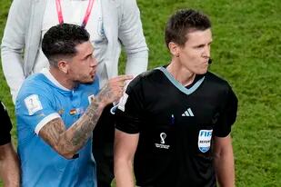 El uruguayo José María Giménez le apunta al árbitro Daniel Siebert tras la eliminación de la Celeste de Qatar 2022; es uno de los cuatro futbolistas a los que la FIFA les abrió un expediente disciplinario
