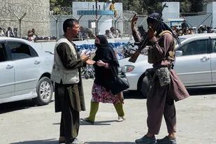 Miles de afganos intentaron salir hoy de Kabul, a través del aeropuerto, luego de que el Talibán tomara el mando del poder otra vez