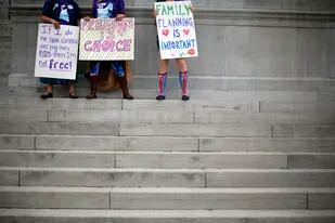 ARCHIVO - Activistas por el derecho al aborto se manifiestan afuera del Capitolio de Missouri, el 10 de septiembre de 2014. (AP Foto/Jeff Roberson , Expediente)
