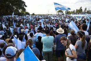 Una multitud durante el banderazo en Avellaneda, Santa Fe