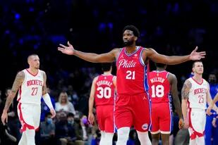 Joel Embiid de los 76ers de Filadelfia luego de anotar durante la primera mitad del partido de la NBA contra los Rockets de Houston, el lunes 3 de enero de 2022, en Filadelfia. (AP Foto/Matt Slocum)