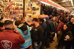 Un operativo contra la venta de celulares robados en una galería comercial de Liniers
