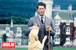 El Rey Carlos en 1978, cuando él aún era Príncipe de Gales, en los jardines del castillo de Balmoral, una de las propiedades que heredó de su madre. Lo acompaña su retriever Harvey.