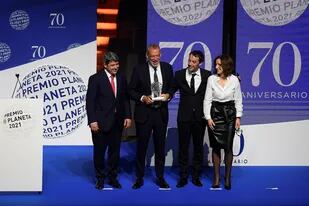 Izquierda a derecha, los tres ganadores del Premio Planeta 2021, que se esconden tras la firma de Carmen Mola (Jorge Díaz, Antonio Mercero y Agustín Martínez), y Paloma Sánchez-Granica, finalista del premio