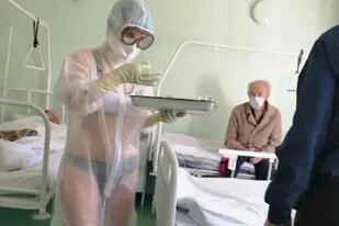 La enfermera fue fotografiada por un paciente y sancionada por el hospital.