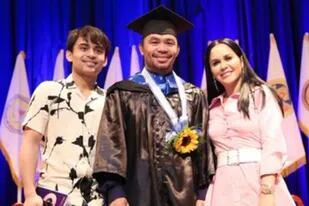 Pacquiao posa con sus hijos, durante su graduación