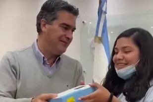 Jorge Capitanich le hizo un festejo de cumpleaños a Valeria, una seguidora suya de 15 años