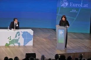 El español Javi López, a quien fue dirigida la carta de los eurodiputados, escucha hoy a Cristina Kirchner