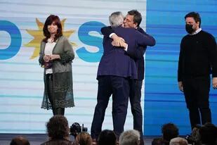 Alberto Fernández se abraza a Sergio Massa, cerca de Cristina Kirchner y Leandro Santoro