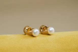 Los auriculares inalámbricos Nova H1, con forma de arito y perlas reales