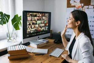 Aunque trabajar frente a la computadora es algo usual para muchas personas hace años, ahora las reuniones, tanto las laborales como las personales y educativas también se hacen por esa vía, y aumentan el tiempo frente a una pantalla