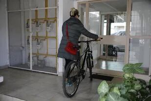 Crecen el uso de la bici y, a la par, los problemas por su ingreso a los edificios
