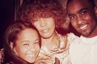 Whitney Houston y su hija biológica Bobbi Kristina Brown y su hijo adoptivo, Nick Gordon